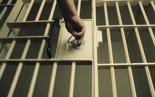 Депутаты предлагают урегулировать вопрос безосновательного содержания лиц под стражей