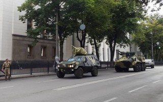 30 секунд и Рады нет: на Банковую заехала бронетехника