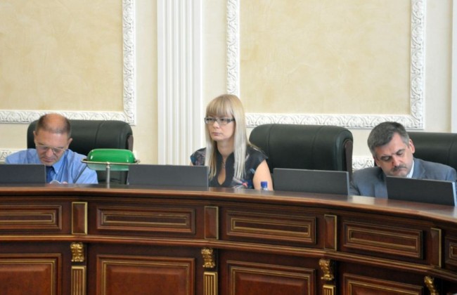 Подозреваемую во взяточничестве днепропетровскую судью временно отстранили