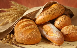 Жители Киева нашли червей в купленном батоне