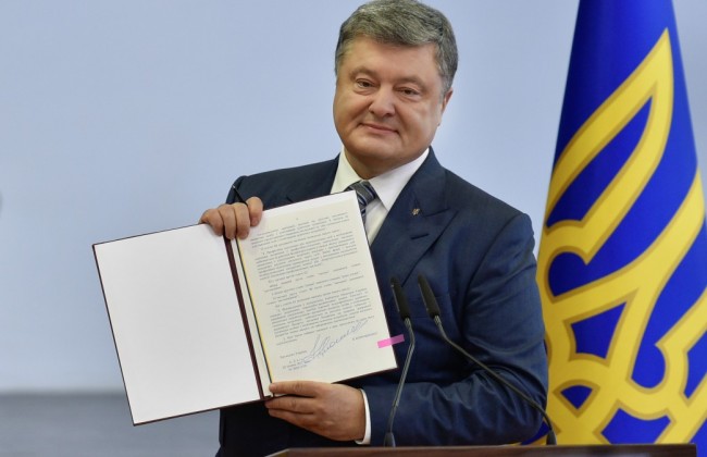 Порошенко одобрил два важных закона для инвалидов