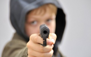 В Великобритании несовершеннолетним разрешено покупать оружие