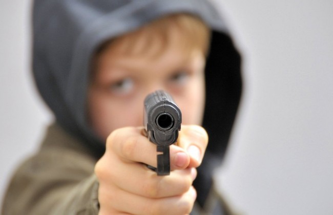 В Великобритании несовершеннолетним разрешено покупать оружие