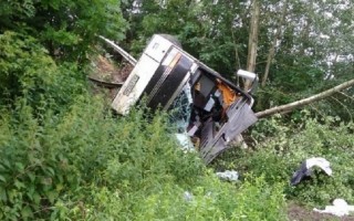 На Тернопольщине автобус с 45 туристами упал с обрыва