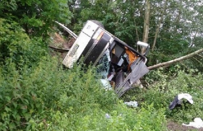 На Тернопольщине автобус с 45 туристами упал с обрыва