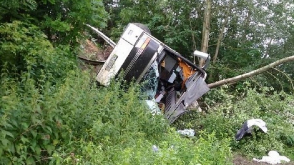 На Тернопольщине автобус с 45 туристами упал с обрыва