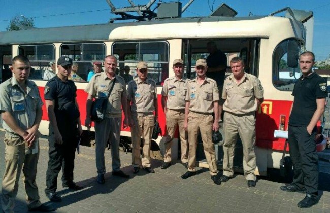 Столичная полиция будет бороться с незаконной торговлей в транспорте