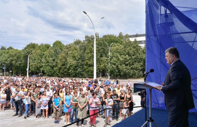 Порошенко сообщил, сколько направят на ремонт дорог в этом году