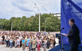 Порошенко сообщил, сколько направят на ремонт дорог в этом году