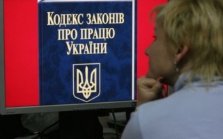 Судова практика: відсутність згоди працівника на перевід не є підставою для звільнення