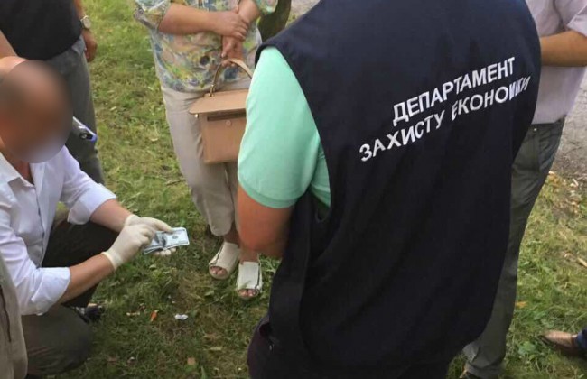На Хмельнитчине на взятке задержали замдиректора медколледжа