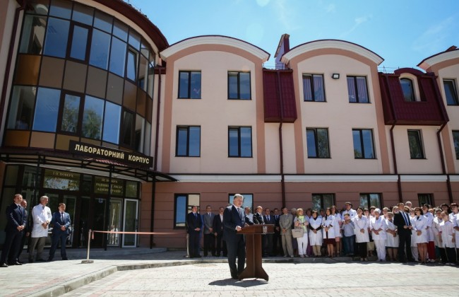 Порошенко сообщил, когда начнут поднимать пенсии