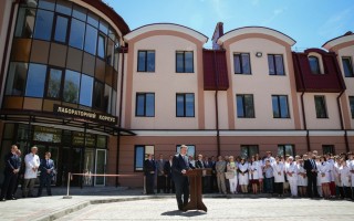 Порошенко сообщил, когда начнут поднимать пенсии