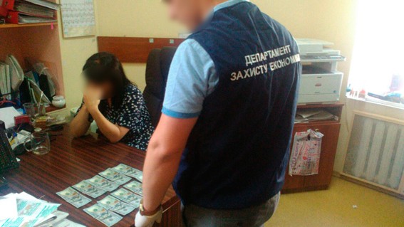 На взятке задержали чиновников из территориальных управлений