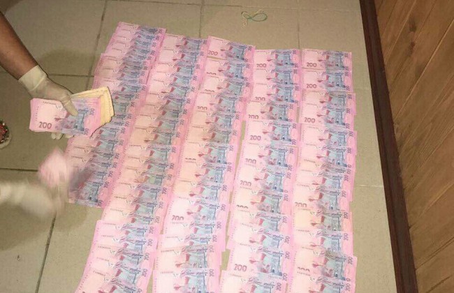 Чиновник за два комбайна хотел  65 тыс. грн взятки