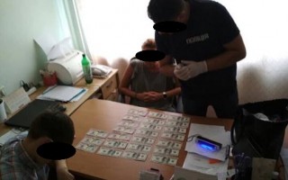 Чиновницу поймали на взятке в 3 тыс. долл.