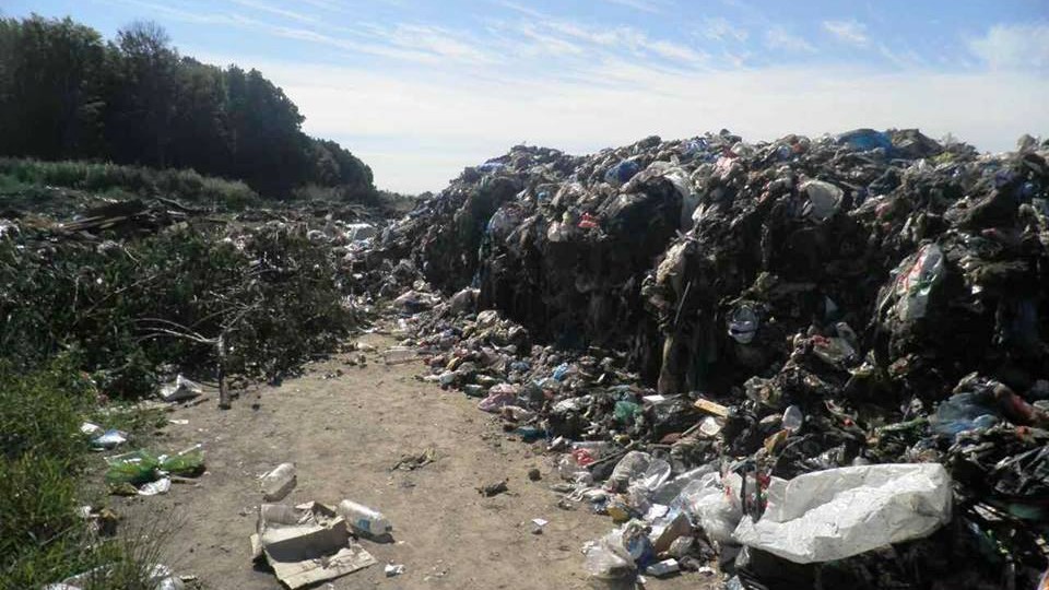 На Киевщину снова вывезли львовский мусор. ФОТО