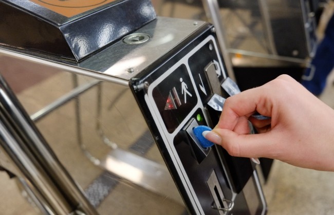 Названа станция, которая первой откажется от жетонов