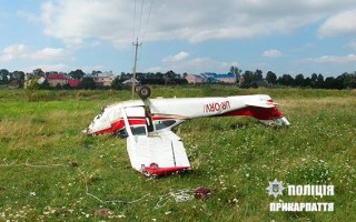 На Прикарпатті під час аварійної посадки перекинувся літак, є постраждалі. ФОТО