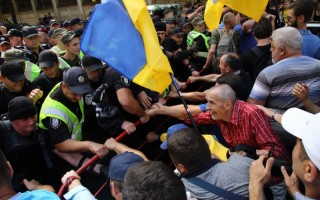 На Банковой сторонники Саакашвили столкнулись с полицией. ФОТО, ВИДЕО