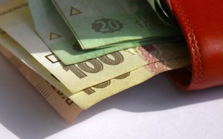 Средняя зарплата в Украине выросла в два раза