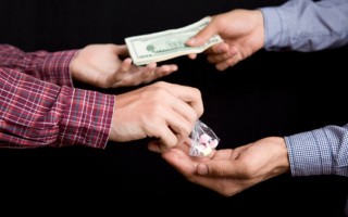 Бывшего правоохранителя в Киеве осудили за торговлю наркотиками
