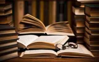 Стало известно, сколько книг издали на украинском и русском языках