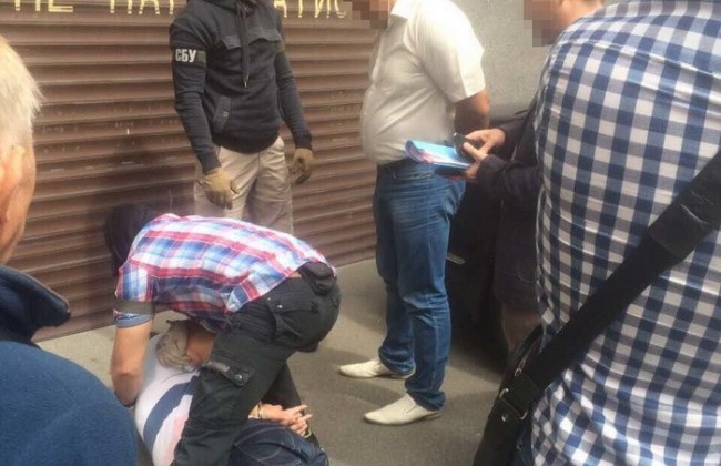 В столице поймали чиновника на рекордной взятке (ФОТО)