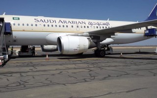 Арабская авиакомпания ограничила в перелетах женщин