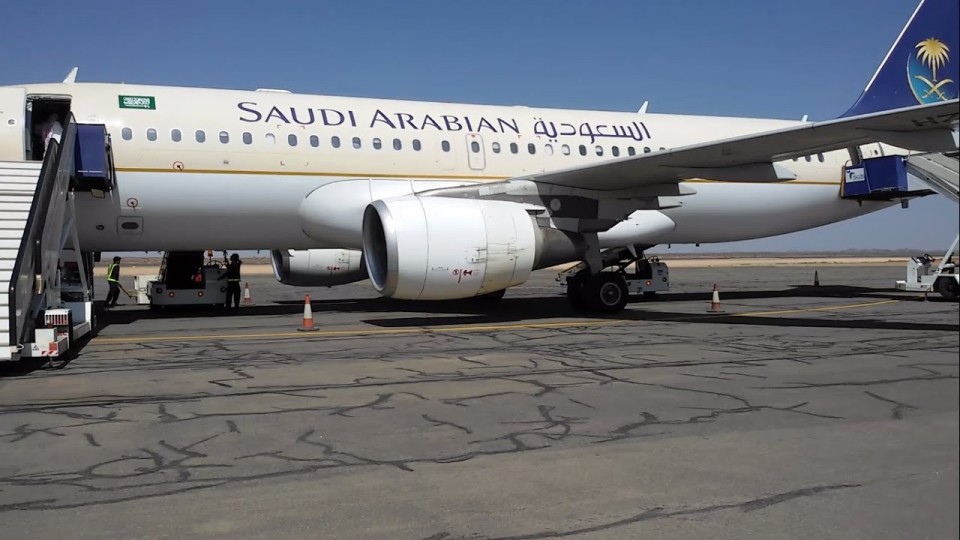 Арабская авиакомпания ограничила в перелетах женщин