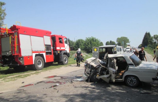 В Хмельницкой области спасатели освободили мужчину из покореженного авто