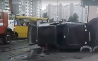 В Киеве авто врезалось в ларек (ВИДЕО)