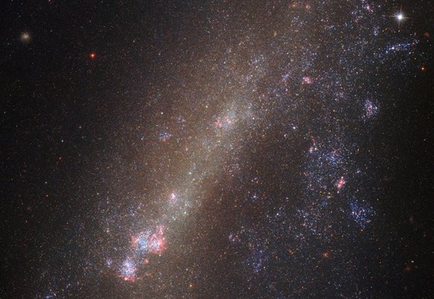 Невероятные фото разорванной галактики показало NASA