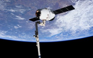 NASA показало стыковку корабля SpaceX с МКС