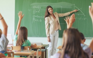 Педагогам озвучили суммы повышенных зарплат