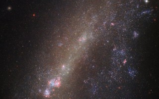 Невероятные фото разорванной галактики показало NASA