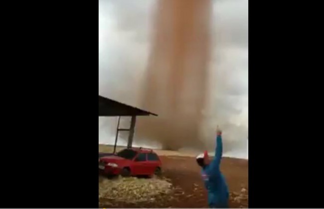 Неймовірне торнадо в Бразилії вразило мережу (ВІДЕО)