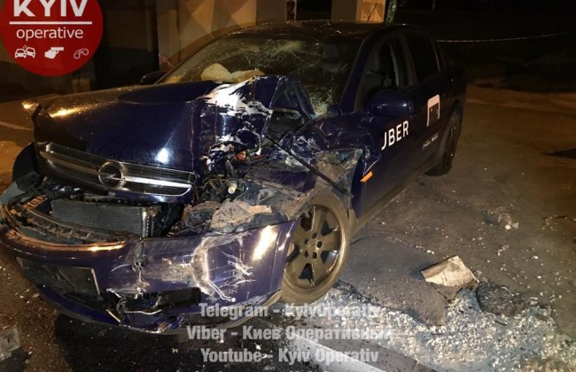 В Киеве такси протаранило маршрутку и снесло остановку