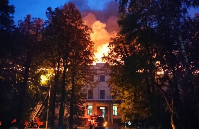 В Харькове горит суд