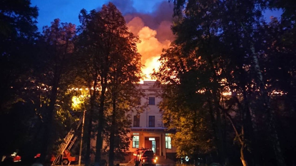 В Харькове горит суд