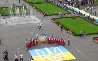 В центре Ужгорода появился цветочный тризуб