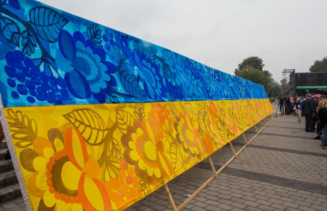 В Днепре разрисовали флаг длиной 23 метра петриковской росписью
