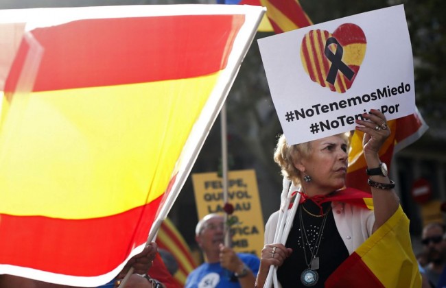 В Барселоне тысячи человек вышли на марш против терроризма