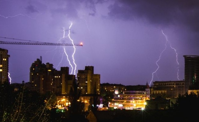 Украинцев предупредили о грозовых дождях и сильном ветре