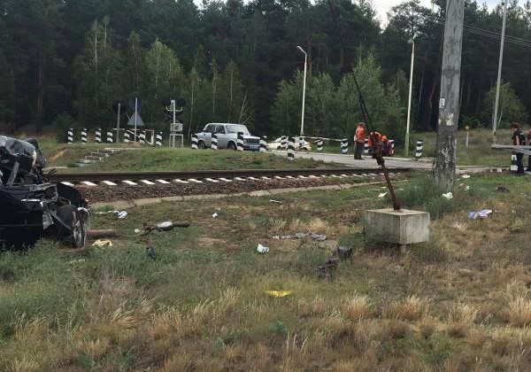 Масштабное ДТП под Киевом: поезд снес «Лексус» на переезде (ФОТО, ВИДЕО)