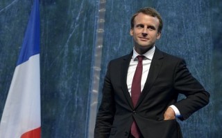 Президент Франции привел в Елисейский дворец собаку из приюта