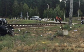 Масштабное ДТП под Киевом: поезд снес «Лексус» на переезде (ФОТО, ВИДЕО)