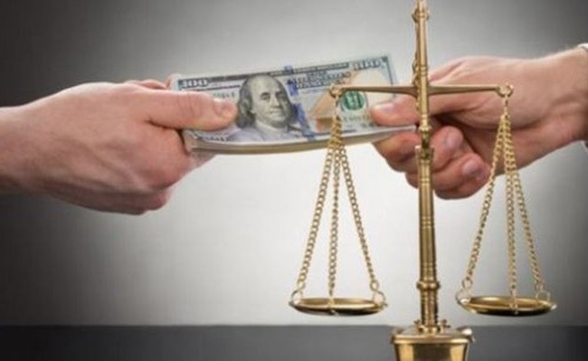 СБУ задержала судью за незаконное отчуждение госимущества (фото)