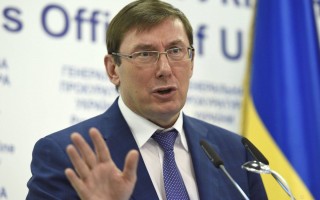 Правительство урезало зарплату Юрию Луценко