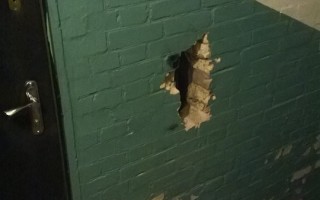 Коммунальный курьез: работники пробили дыру из подъезда в ванну киевлянки
